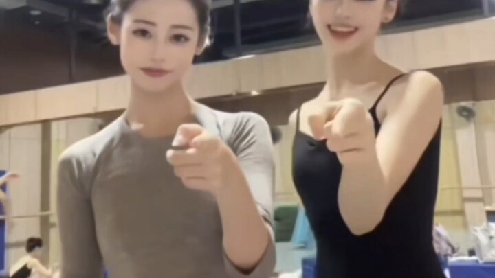 Menari tetap harus mahasiswa tari 🌹