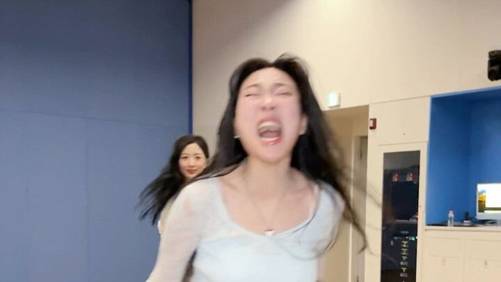 بالحديث عن درجة التجريد، حتى NMIXX ستضطر إلى التراجع أمام لي يونغجي 😂 هاييوان ولي يونغجي يخوضان تحدي