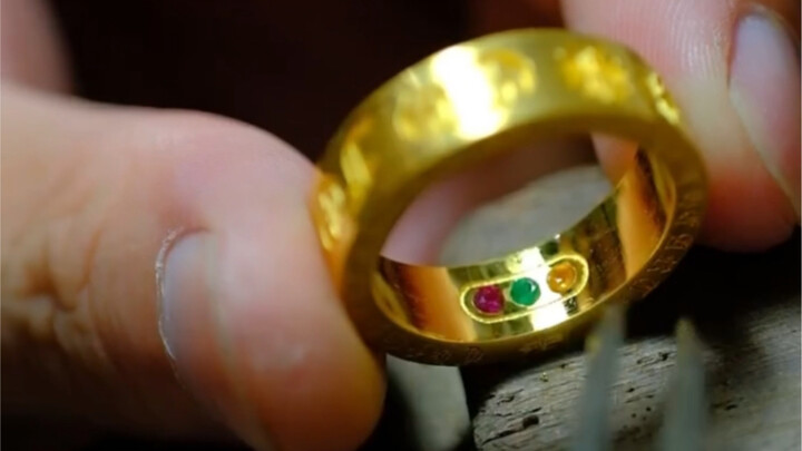 Do you know what I’ve set on the inner band of this ring?