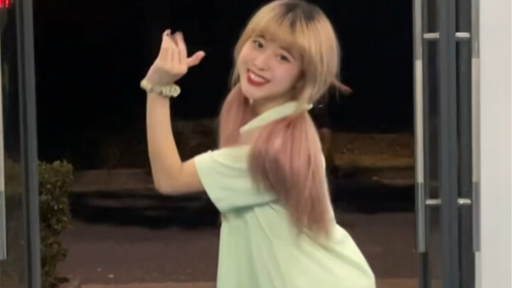 Jogetlah mengikuti [obrolan itu]-nya [twice]! | Semangat sedikit (｡ì _ í｡)! Aku tertawa terbahak-bah