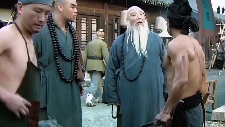 The master craftsman presented Lu Zhishen with weapons, but Lu Zhishen insisted on choosing a 100-ji