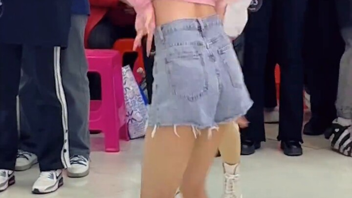 Random dance competition straight shot blackpink-whistle whistle, so touching MC is calling my name 