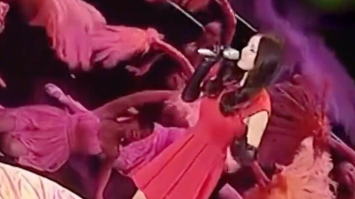 Yang Mi menyanyikan “Persembahan Cinta” tak kalah dengan Nangong Wenyá saat tampil spektakuler