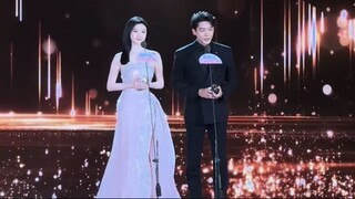 น่ารักทั้งในจอและนอกจอ [ Jing Tian & Zhang Wanyi ] กุมมือพี่สาวขึ้นรับรางวัลด้วยกัน