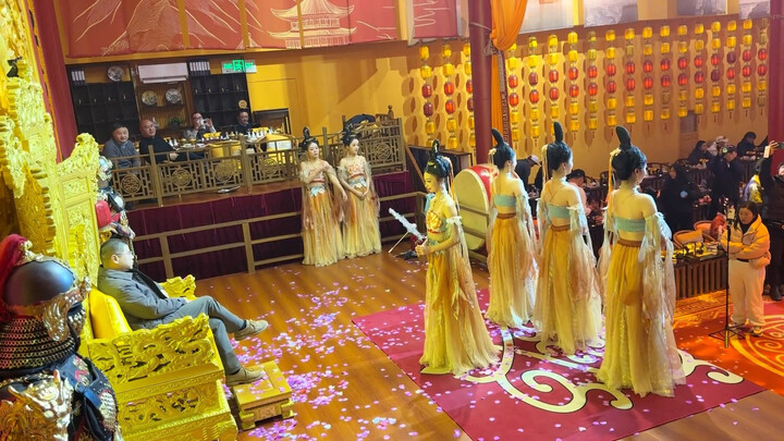 Nhã quá, nhã quá! Tôi cũng muốn làm một hôn quân!