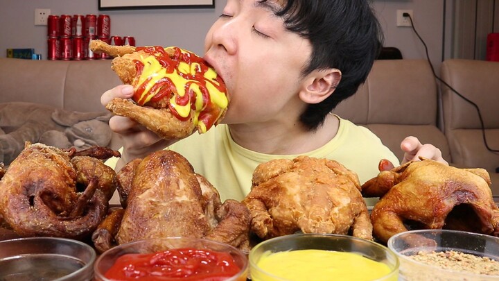 Oppa melahap semua jenis ayam goreng utuh dan jadi ketagihan. Kulitnya renyah dan kuahnya sungguh le