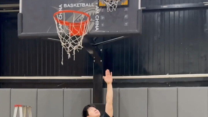 Let's challenge the masters to see how high they can dunk!