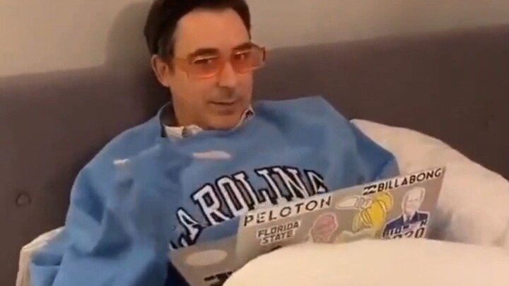 تقليد الأب والأم لسلوك ابنتهما في مرحلة المراهقة واقعي لدرجة مذهلة!