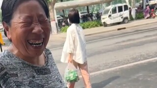 หญิงชราหัวเราะอย่างมีความสุข