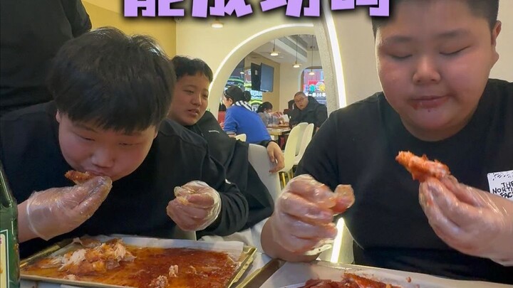 Can the young guy from Shenyang pull off the five-bone-chicken-cutlet challenge?