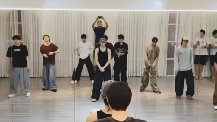 Who understands! Chen Xiaomin’s dance expressiveness in her practice room tank top is amazing.