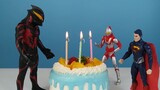 Ozawa menggunakan tongkat ajaib untuk membuat kue lezat untuk merayakan ulang tahun Ultraman asli, d