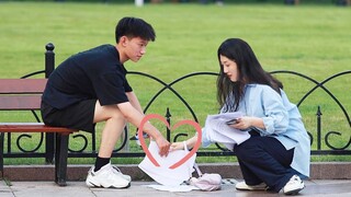 When Girl Touches Strange Man's Hand | Prank 当偶像剧的浪漫情节照进现实，画面看起来有点甜