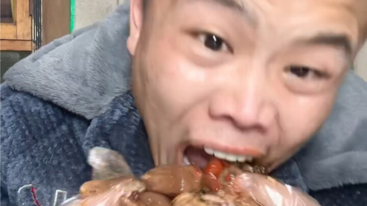 Makan ceker babi!