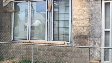 في كندا، تُباع الفيلات المنتشرة في كل مكان بدولار واحد فقط، بل بدأت تُمنَح مجانًا!