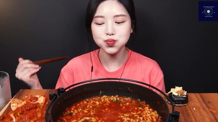 cô gái xinh đẹp bên bàn ăn 2 #cookingpanda