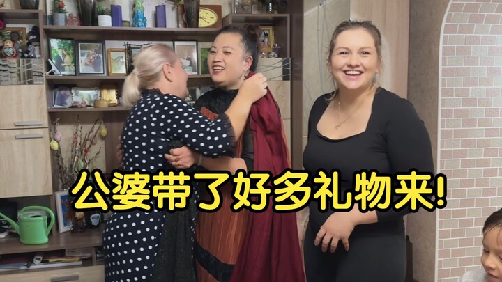 来自中国的礼物，给外国丈母娘送衣服，给孩子们红包，满满的爱意