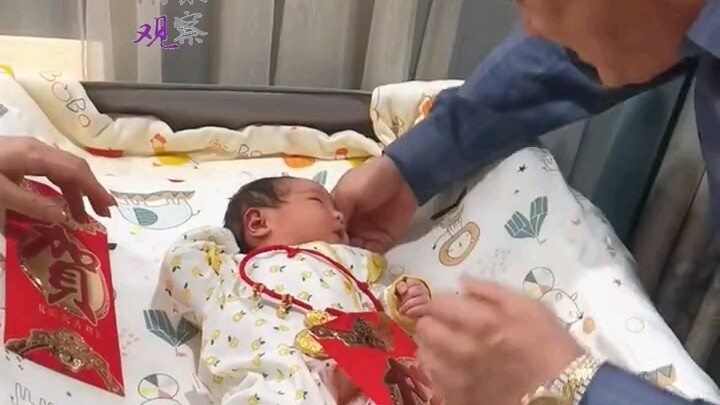 Grandparents gift their newborn granddaughter an 180,000-yuan red envelope and a 60-gram gold lock—n