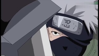 Naruto: Kakashi was being chased and beaten, and that man fell from the sky and solved the problem w
