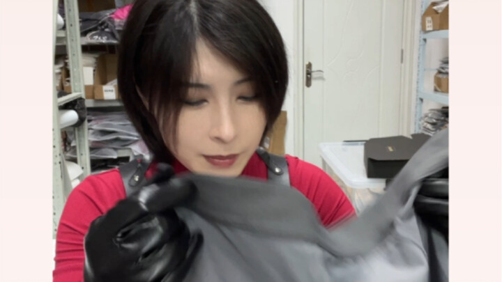 Queen Ada’s Live-Stream: Leon-Style Underwear!