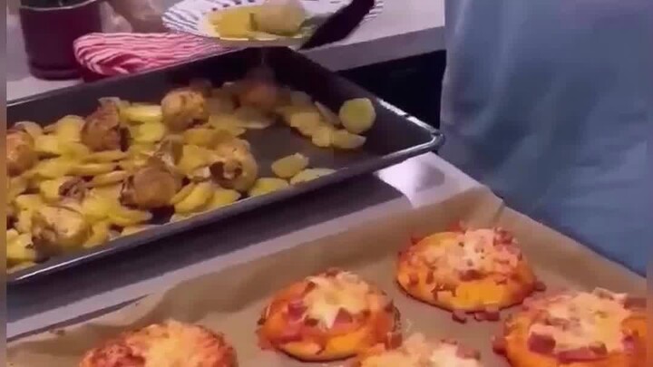 Moms, does this scene sound familiar? Let’s give a big thumbs-up to every hardworking mom!