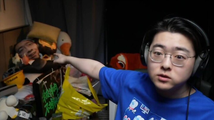 【Zc/For Me】The Zc pillow from the “So Awkward” giveaway and Zc herself are both vying for the camera