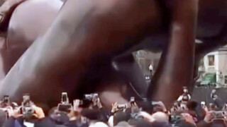 التمثال البرونزي "العناق"، الذي يُقدّر ثمنه بـ 10 ملايين دولار ويخلّد ذكرى مارتن لوثر كينغ وكوريتا س