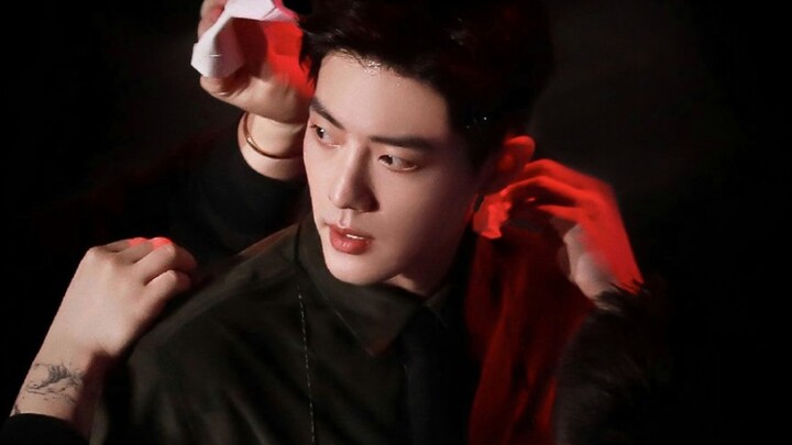 溢出屏幕的大长腿，扔掉他所有的阔腿裤