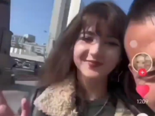 Mỗi video đều khác nhau, anh cả đang hát lênh đênh ở Nga à?