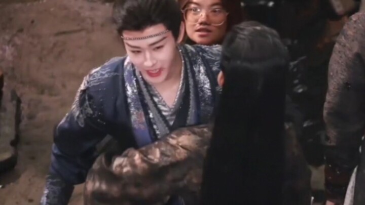 Ziye yanks Rui’s waist chain right into his arms—looks just like Consort Hua hooking Pangu’s belt! H