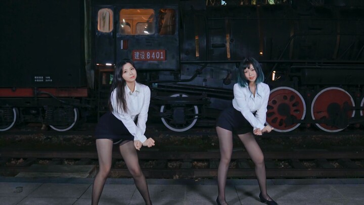 Sangat keren! Berpesta di tengah malam. AOA rambut pendek