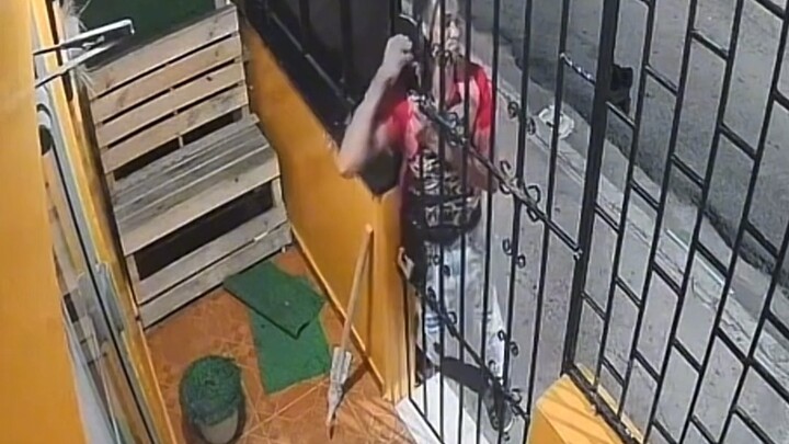 طلقتان ناريتان، صمت العالم.