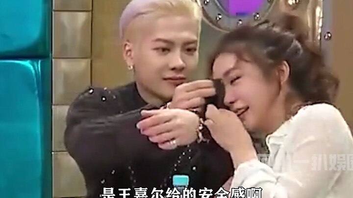 Rasa aman yang diberikan Jackson Wang: di acara, ia membantu Bibi Ba memakai sepatu dan bahkan mengg