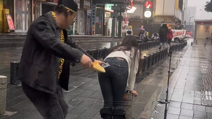 Big cities really know how to have fun: lost a livestream PK, got spanked in public!