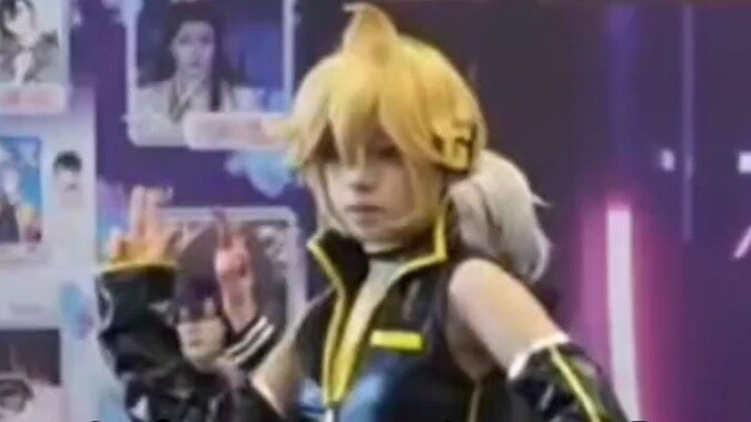 Kagamine Ren, yang telah mempelajari inferior dan superior, sangat bingung saat ikut menari