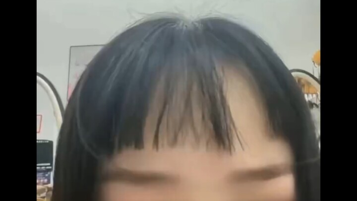 หญิงสาวไปตัดผมที่ร้านเสริมสวย แต่กลับถูกแม่บ้านแอบอ้างเป็นช่างทำผมมืออาชีพ ตัดผมเสียจนใช้การไม่ได้ เ