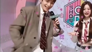 شيه يون إم سي يتولى المنصب، جين تينغ يو الذي نسي رمي الورود