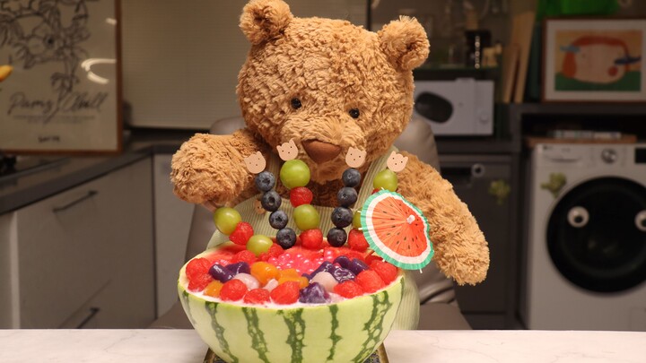 I’m so jealous of her—she’s enjoying the first watermelon-coconut ice of autumn with a little bear! 
