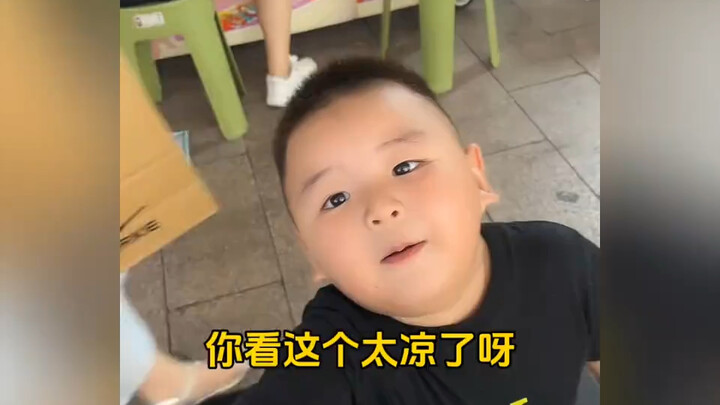 คุณแม่เป็นคนเจ้าเล่ห์สุดๆ: ของไม่อร่อยก็ยัดให้ลูกชายหมด ส่วนของอร่อยกลับเสียดายจนไม่ยอมแบ่งเลย
