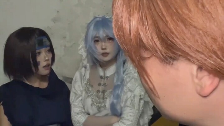 Perv man chasing cute cosplayer💀💀