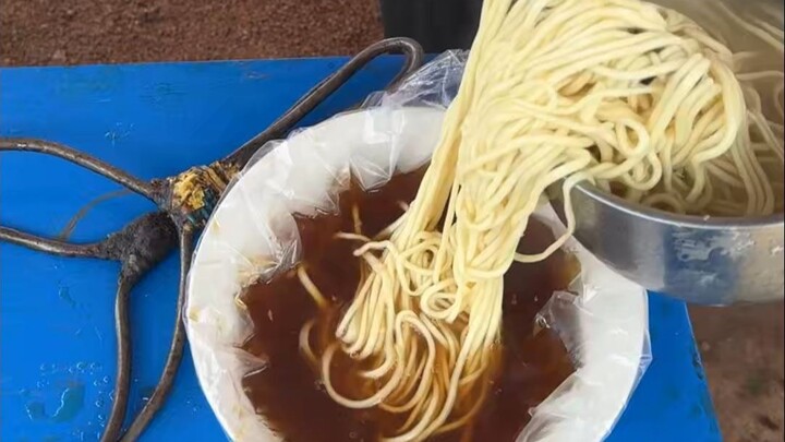 مكرونة الـ5 يوان في سوق شاندونغ الكبرى.. الربح بالنصف يُعَدّ ربحًا فاحشًا!