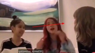 【BLACKPINK】眼神骗不了人！透过金智秀偷看LISA的JENNIE