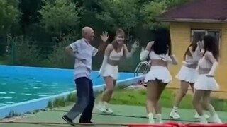 ตาแก่เต้นกับสาวสวย