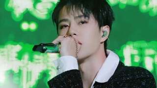 [Điên rồ, điên rồ, Vương Nhất Bác lại làm thế này trên sân khấu!] Đây gọi là vô tư sao? Đây mới gọi 
