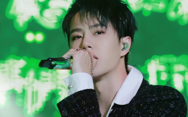 [This is crazy, this is crazy, Wang Yibo is actually doing this on stage!] Is this called indifferen