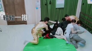 热巴:我今天是留洋千金大小姐人设，你让我摔跤