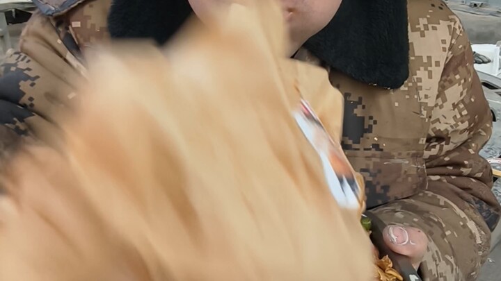 Này này này, chỉ còn chút xíu nữa thôi mà? Nghe lời vợ đi, đợi thêm tí rồi ăn nhé!