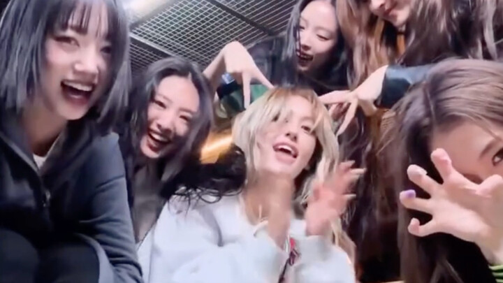 MEOVV and SOMI "Hands Up" Cha