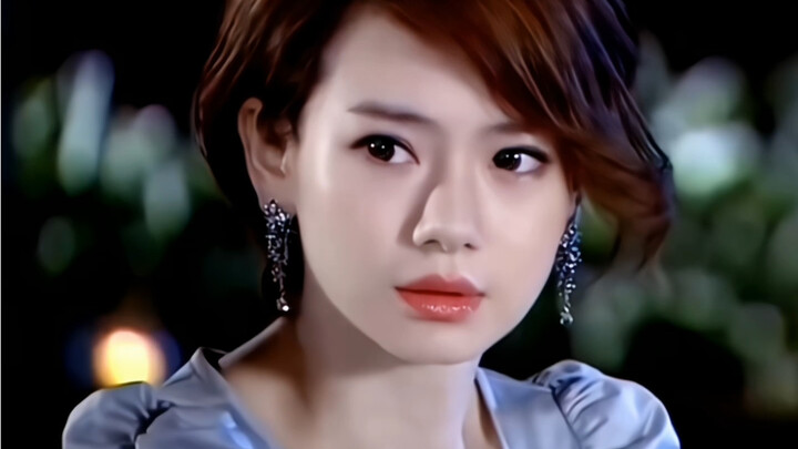 Turns out the sweet girl phase inevitably leads to the femme fatale—her early style? I love it so mu