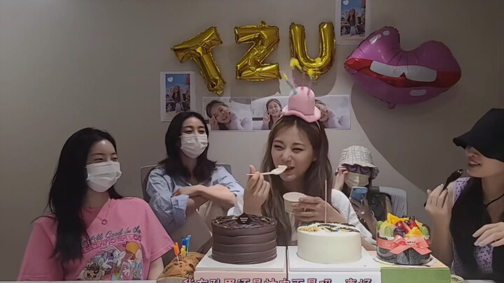 【TWICE】Em út lớn lên trong tình yêu thương, dù bao nhiêu tuổi vẫn luôn là em bé của các chị!